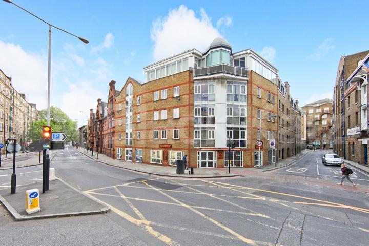 Warehouse style apartment recently redecorated & superbly located  Shad Thames, London Bridge